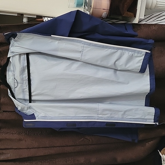 Vineyard Vines Stow and go rain jacket - Picture 5 of 6